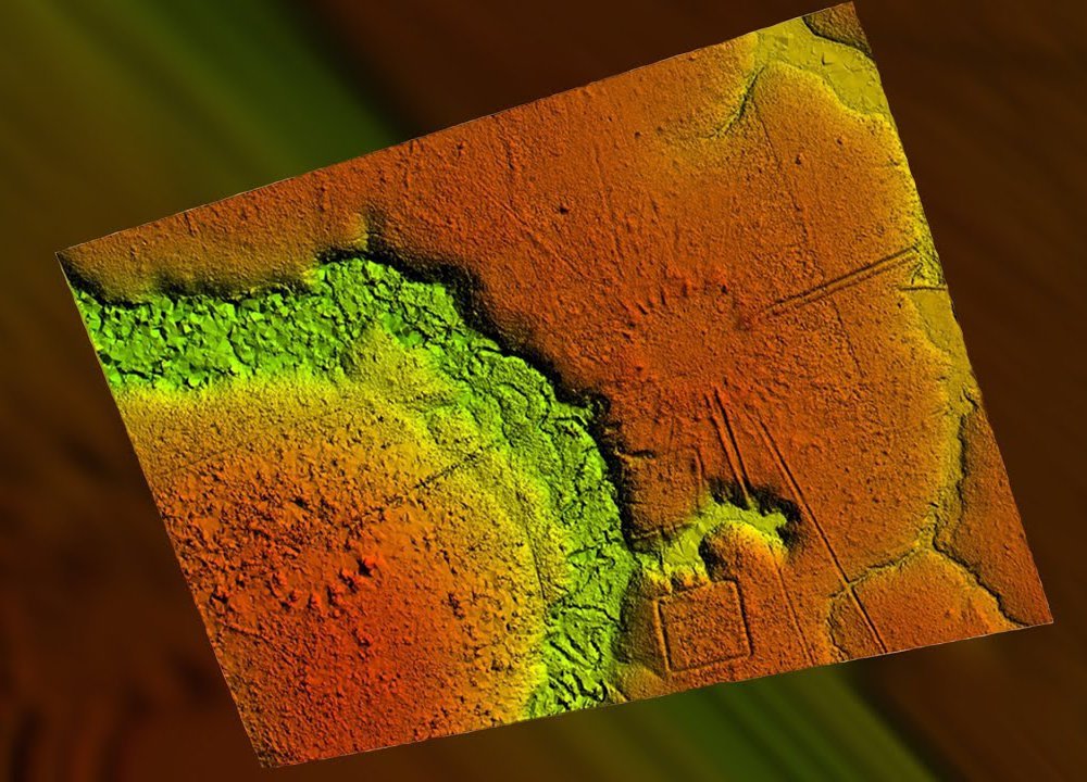A LiDar scan depicting the ruins of an Amazonian village. A raised area depicted in green shows a circular pattern, the rest is surrounded by red.