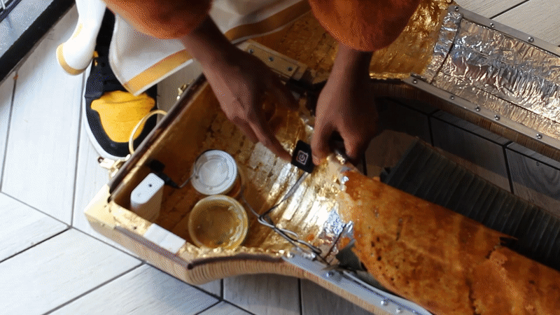 Turning on the heated surface of the picnic basket for climate control of the Dosa